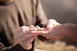 Regalare un anello di fidanzamento a San Valentino